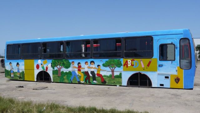 Exterior de uma sala-ônibus, pintada com temática infantil e sem rodas