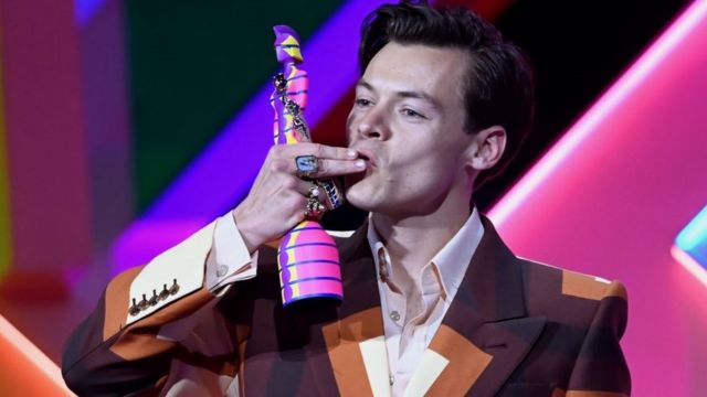 BRIT Awards muda regras de premiação após ver Harry Styles vencedor e R&B  sufocado - Billboard Brasil