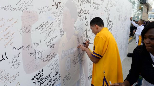 Abafana banditse ubutumwa busezera kuri Kobe Bryant ku rukutwa rwa sitade ya Staples Center i Los Angeles. ku ya 13/04/2016