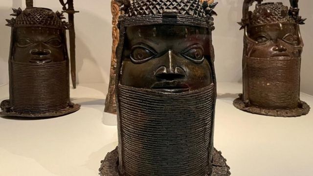 Des artefacts et des bronzes béninois sont exposés au musée Linden de Stuttgart, en Allemagne, le 29 juin 2022.  La ministre allemande des Affaires étrangères Annalena Baerbock, la secrétaire d'Etat à la Culture Claudia Roth et leurs homologues nigérians, Lai Mohammed et Zubayru Dada, doivent signer l'accord.  Protocole d'accord pour le transfert de la propriété du bronze béninois de l'Allemagne au Nigeria le 1er juillet 2022.  Photo prise le 29 juin 2022