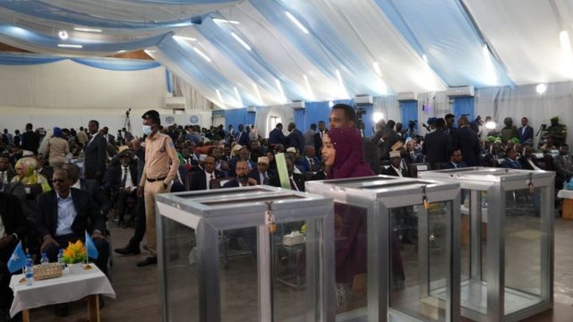 تصويت النواب في انتخابات الرئاسة في الصومال داخل مرآب طائرة