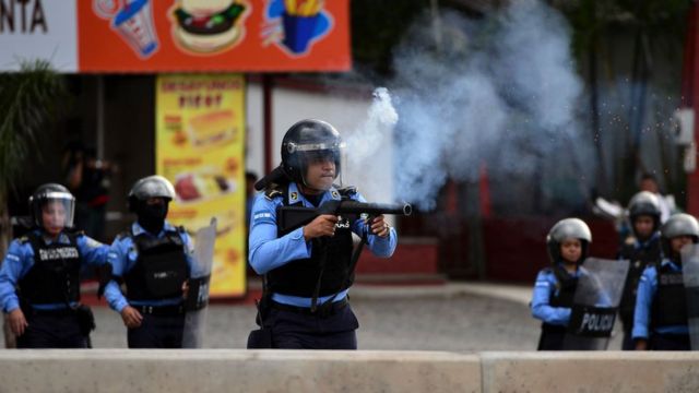 Policías disparan contra manifestantes en Honduras