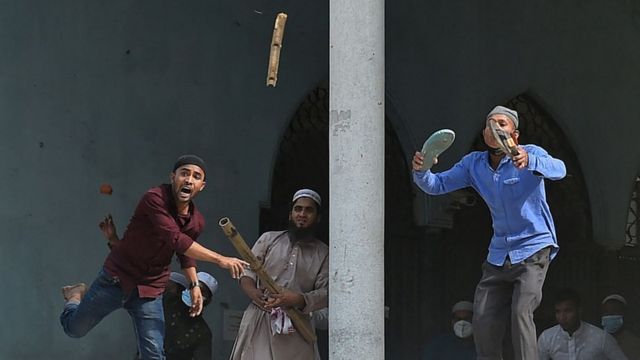 ঢাকায় বায়তুল মোকাররম এলাকায় পুলিশ-বিক্ষোভকারী সংঘর্ষ।