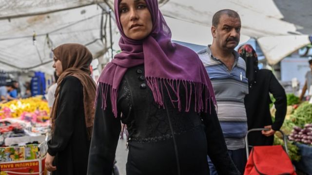 Pazarda alışveriş yapan bir Suriyeli kadın