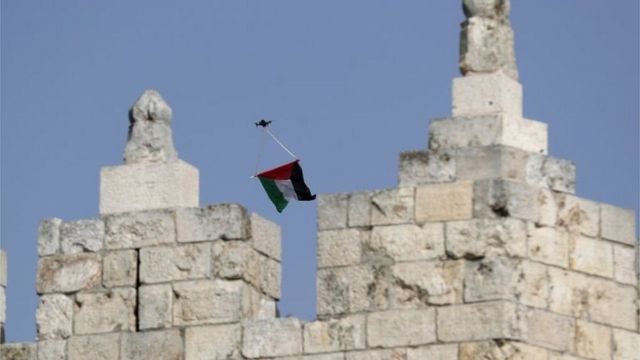 طائرة مسيّرة تطوف بعَلم فلسطينيّ فوق أسوار البلدة القديمة بالقدس
