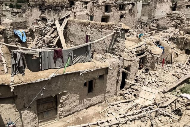 Rumah-rumah hancur setelah gempa di Afghanistan.