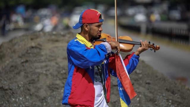 Wuilly Arteaga tocando en las calles de Caracas en una protesta en julio.