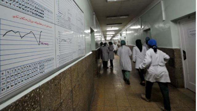 أطباء في مستشفى بأفغانستان