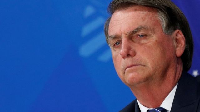 Bolsonaro de perfil, com feição irritada