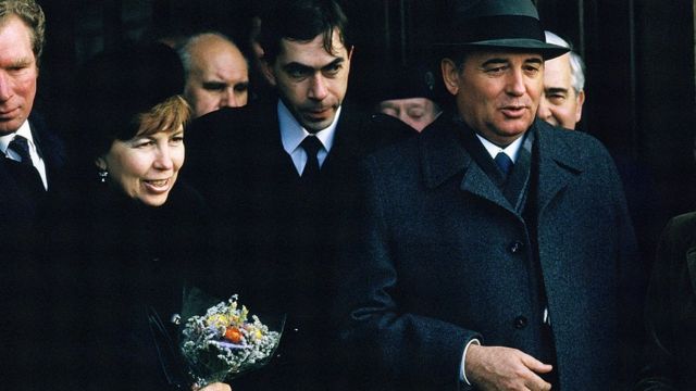Mijaíl Gorbachov y su esposa Raisa