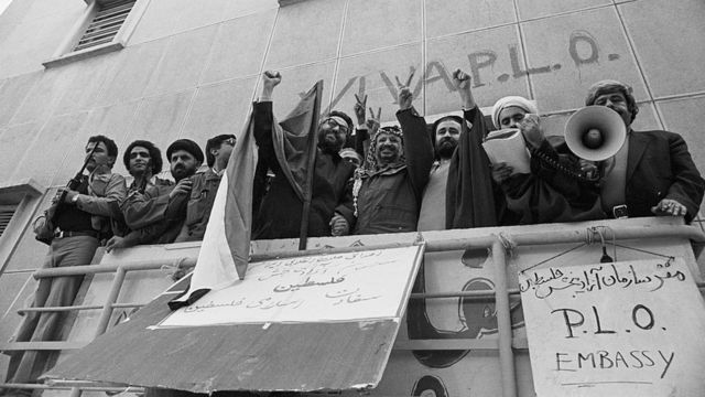یاسر عرفات و ابراهیم یزدی در مقر سازمان آزادیبخش فلسطین در تهران