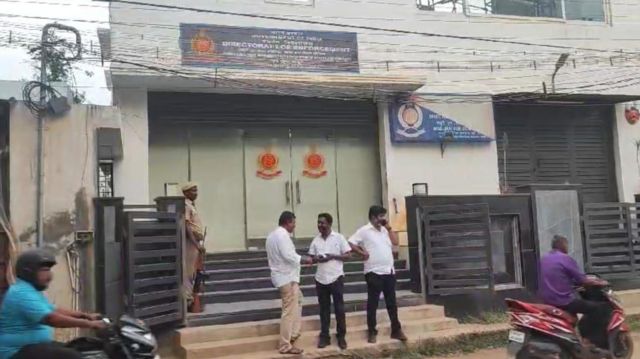 அமலாக்கத்துறை அதிகாரி ஒருவரை லஞ்ச ஒழிப்புத் துறை போலீசார் கைது செய்தனர்