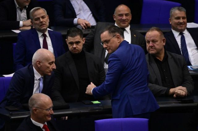 Almanya parlamentosunda, toplantıya ilişkin yapılan oturumda AfD'nin eş başkanı Tino Chrupalla parti üyeleriyle konuşuyor