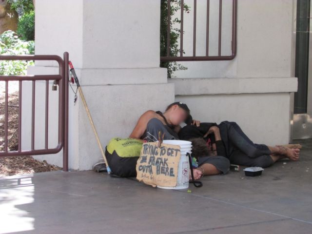Người homeless ở Las Vegas, Hoa Kỳ có tấm bảng “Trying to get out the freak outta here” nhận được hai hộp đồ ăn