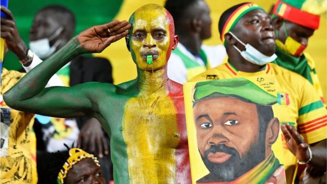 حمل مشجعو فريق مالي لكرة القدم صورة لزعيم الانقلاب العقيد أسيمي غويتا قبل المباراة الأخيرة في كأس الأمم الأفريقية.