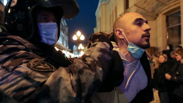Un policía arresta a un manifestante en Moscú