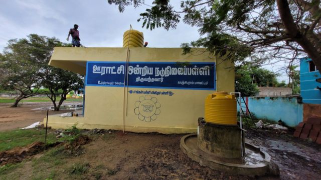 பள்ளி குடிநீர் தொட்டியில் மலமா?