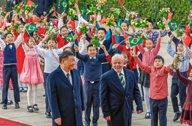 Lula caminhando ao lado de Xi Jinping