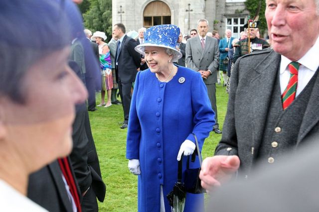 الملكة تحضر حفلة في الحديقة في قلعة بالمورال في عام 2012