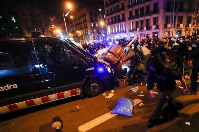 متظاهرون كتالونيون ينهالون بالضرب على سيارات الشرطة - رويترز