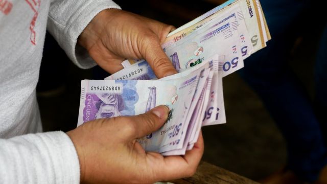 Pesona contando billetes.