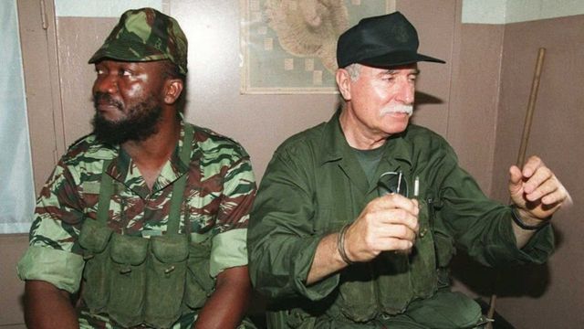 كابتن أيوبا كومبو،إلى اليسار، والمرتزق الفرنسي بوب دينارد خلال انقلاب عام 1995 الذي أحبطته القوات الفرنسية