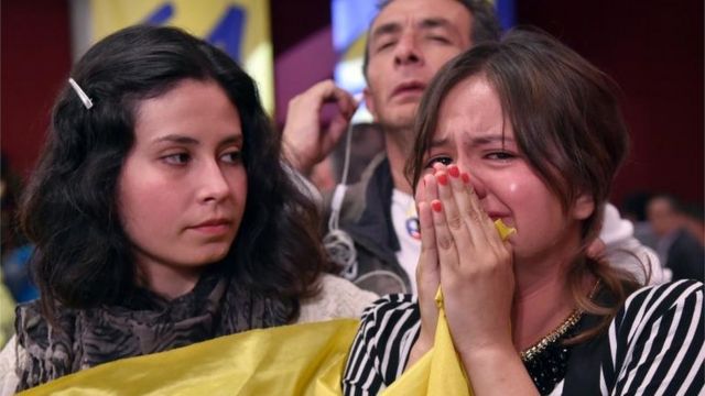Una joven llora tras el resultado del plebiscito.