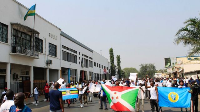 Abarundi bari mu myiyerekano imbere y'ibiro biserukiye u Rwanda mu Burundi