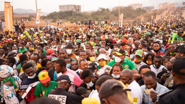 La foule s'approche avant la catastrophe du stade Olembe, lors de la dernière Coupe d'Afrique des nations, au Cameroun.
