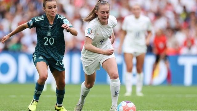 Keira Walsh taking on Germany in the Euro 2022 final at Wembley