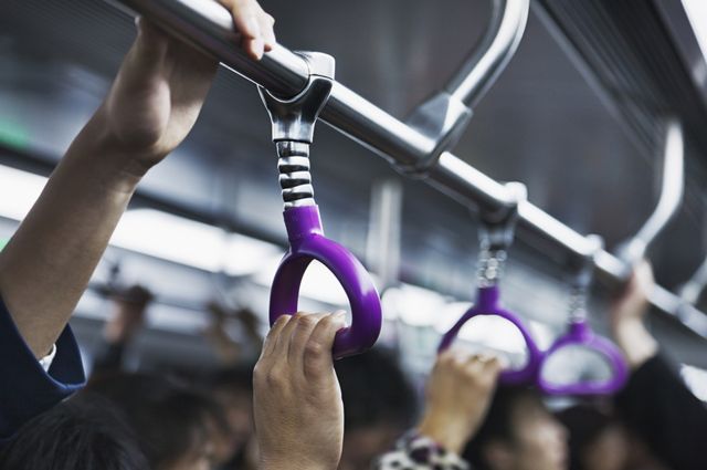 Personas viajando en un subte