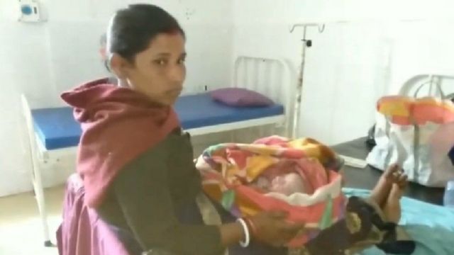 குழந்தை பிரசவித்த கையோடு 10ஆம் வகுப்பு தேர்வு எழுதிய இளம்பெண்