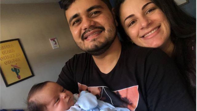 Família de Dandara: ela, o marido Felipe e seu bebê