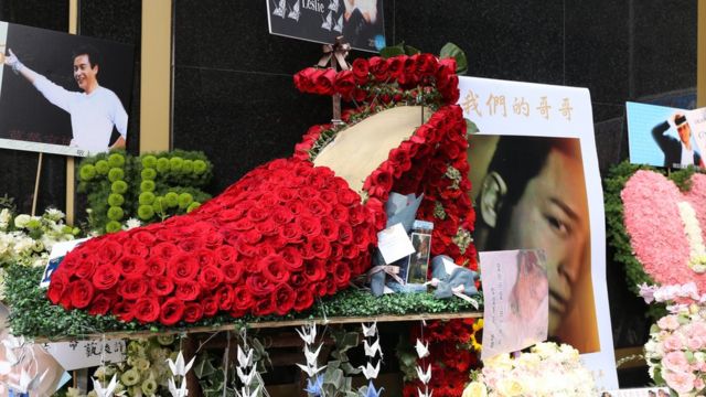 张国荣1997年演唱会的经典造型：西装配红色高跟鞋