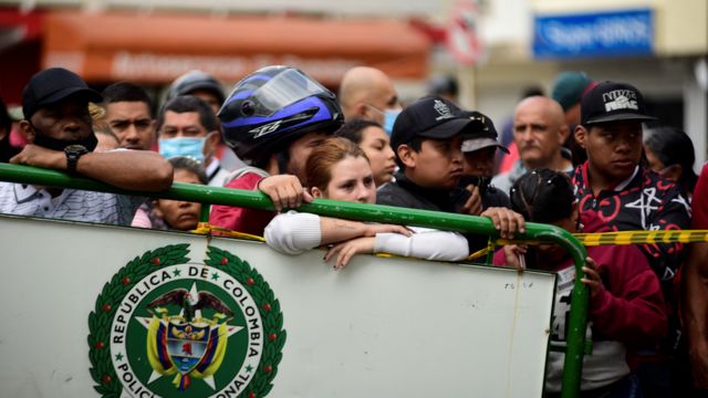 Familiares de los presos esperando a ser informados sobre las víctimas.