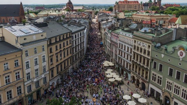 مسيرة حاشدة في كراكوف احتفالاً بالمناسبة بعدما حال الوباء العام الماضي دون ذلك
