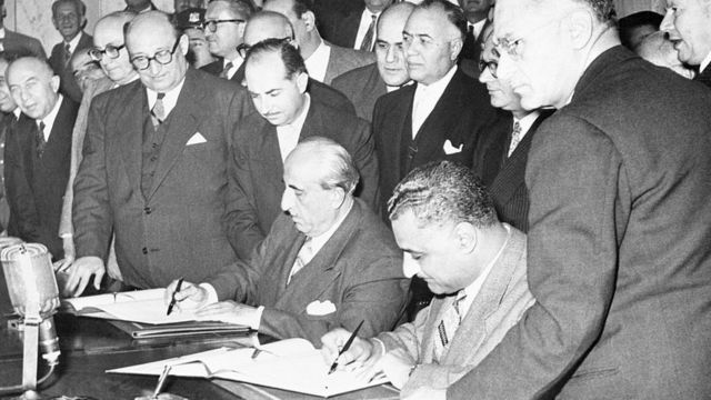The presidents of Egypt, Gamal Nasser, and of Syria, Shukri El-Kuwatly, sign the proclamation of the United Arab Republic, on February 1, 1958.
