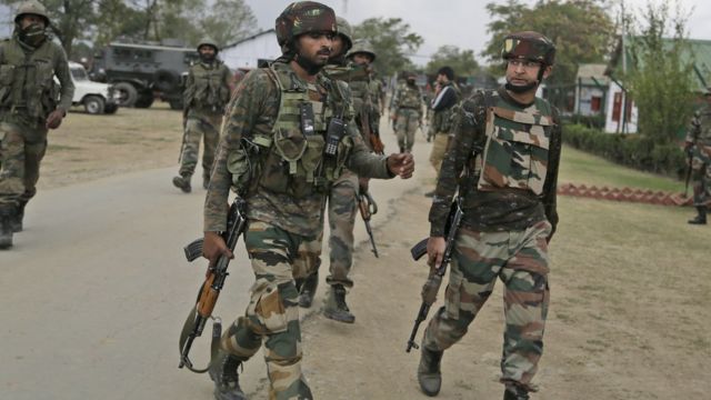 भारत प्रशासित कश्मीर के लंगेट में सेना के शिविर पर हुए हमले के बाद मोर्चा संभाले भारतीय सेना के जवान.
