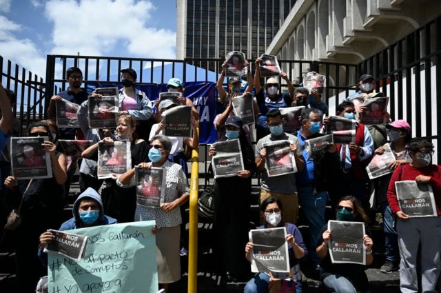 Un grupo de periodistas protesta a las afueras del Palacio de Justicia en Guatemala.