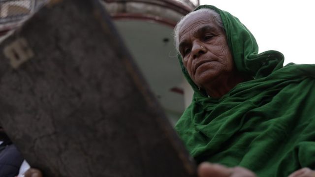 अमरजीत कौर (लाभ सिंह की पत्नी) गांव सफेड़ा, पटियाला में अपने घर पर