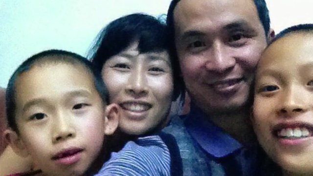 Yuan Shanshana and Xie Yanyi 'selfie' with 2 of their 3 children.