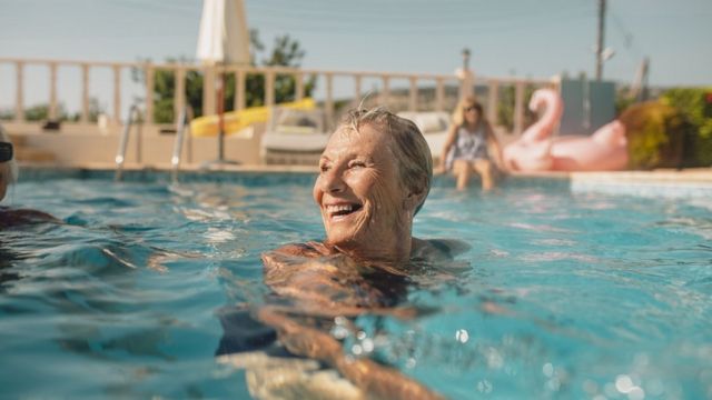 Anciana en una piscina