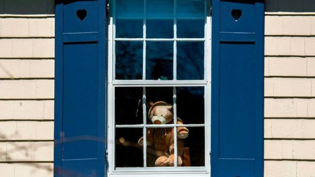 У США і Австралії люди ставлять на вікно м'які іграшки, щоби діти трохи відволіклися під час пандемії