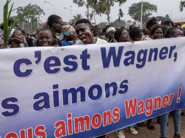 Manifestación en Bangui, la capital de República Centroafricana, en apoyo al Grupo Wagner. 