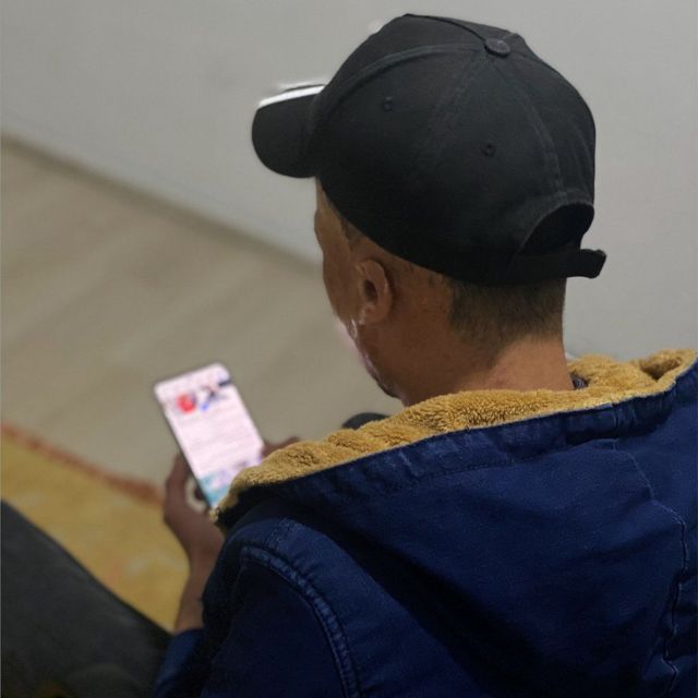 Un homme lisant avec son téléphone