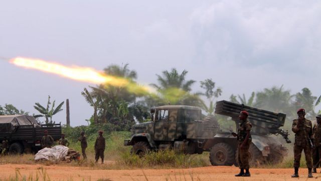Des soldats congolais à la ligne de front à Kokola, à 50 km de Béni, dans l'Est de la RDC.