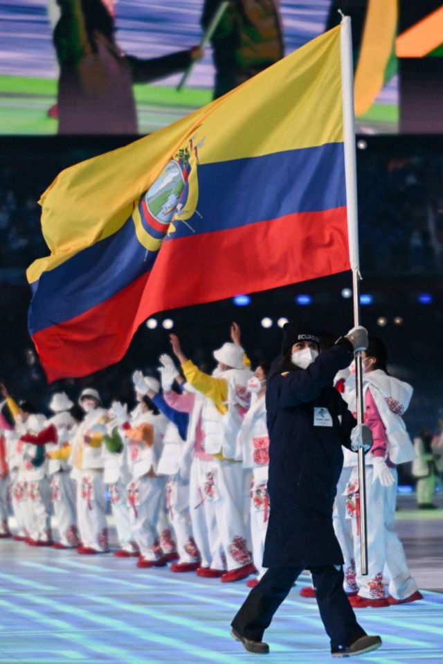 Sarah Escobar, única representante de Ecuador, llevó la bandera de su país.