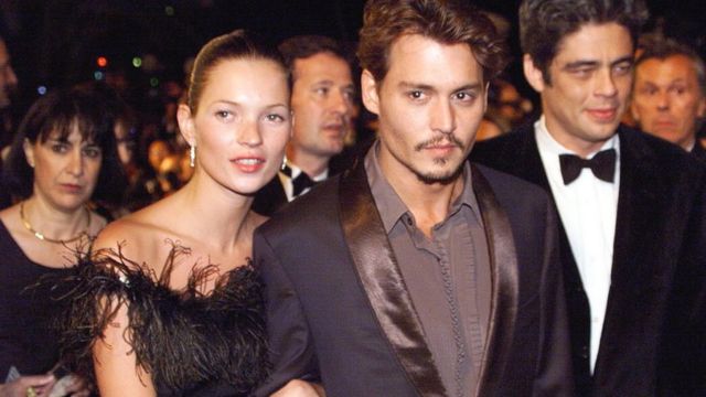 Kate Moss e Johnny Depp em Cannes, na França, em 1998
