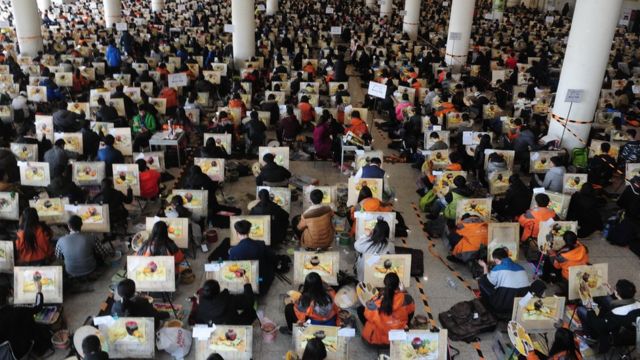 Cerca de 7.000 estudiantes toman el examen de admisión de arte en el Centro de Exposiciones y Convenciones de Shungeng, en Jinan.