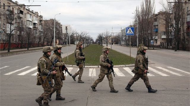 Militares das Forças Militares Ucranianas caminham na pequena cidade de Severodonetsk, Lugansk Oblast, em 27 de fevereiro de 2022